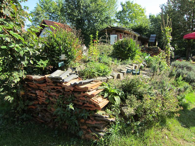 Steine als Nisthilfen - Schindeln als Beetbegrenzung eines Stufenbeets