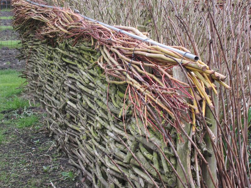 Totholz - Totholz-Hecken / Waende / Zaeune / Pergolen aus Holzstapelwaenden